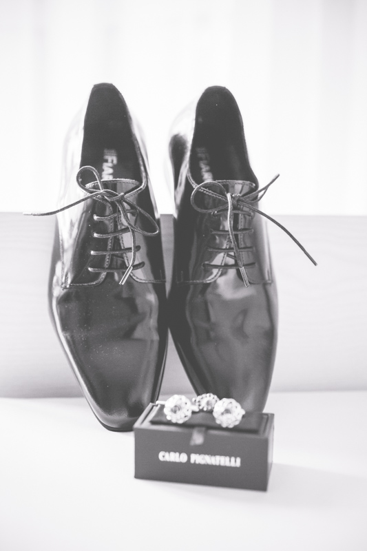 Hochzeitsfoto der Schuhe des Bräutigams.