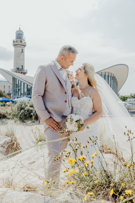 Brautpaar vor dem Teepot in Warnemünde