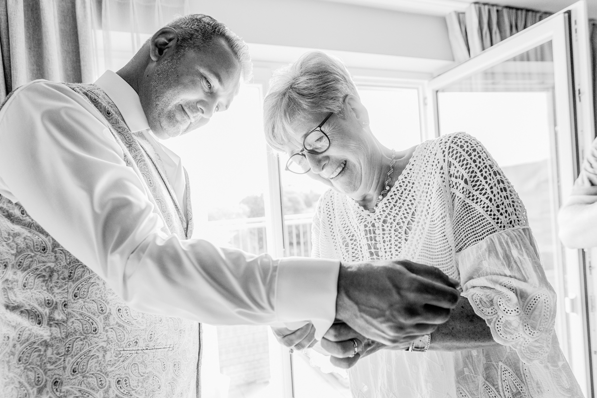 Mama-Sohn-Moment vor der Hochzeit