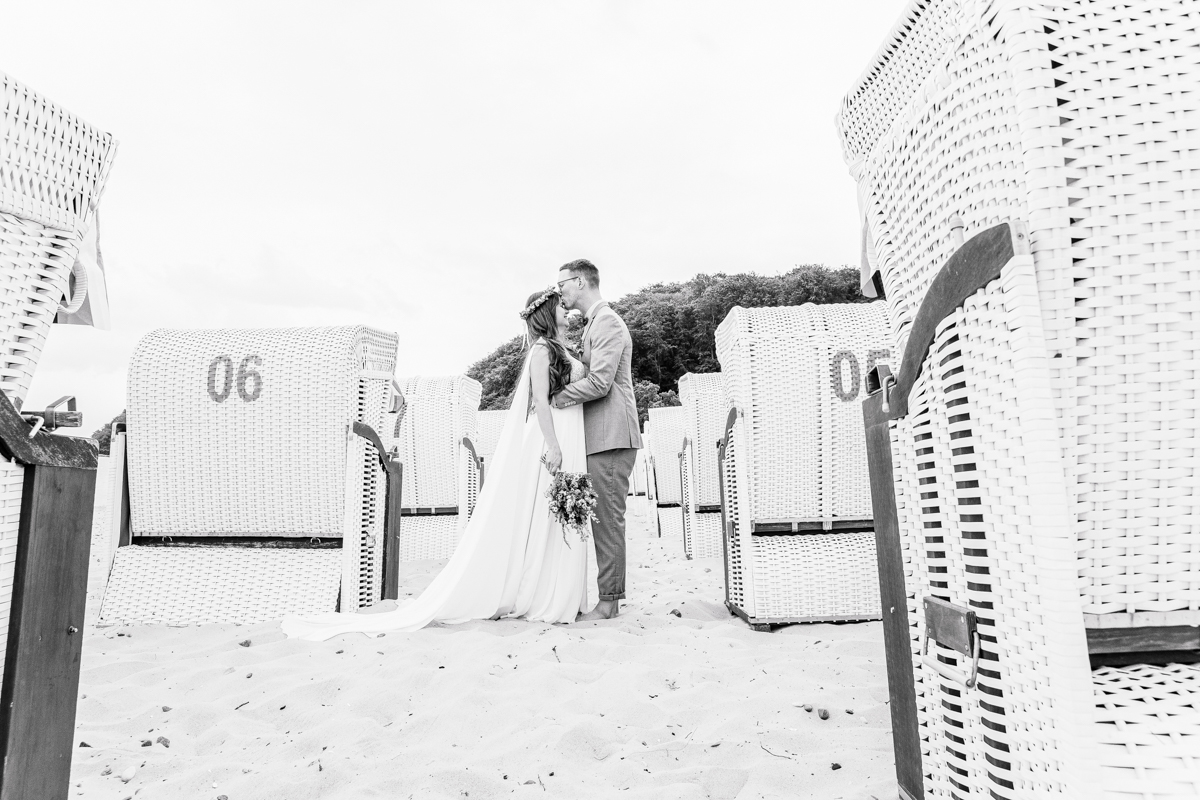 Brautpaarfotoshooting zwischen den Strandkörben