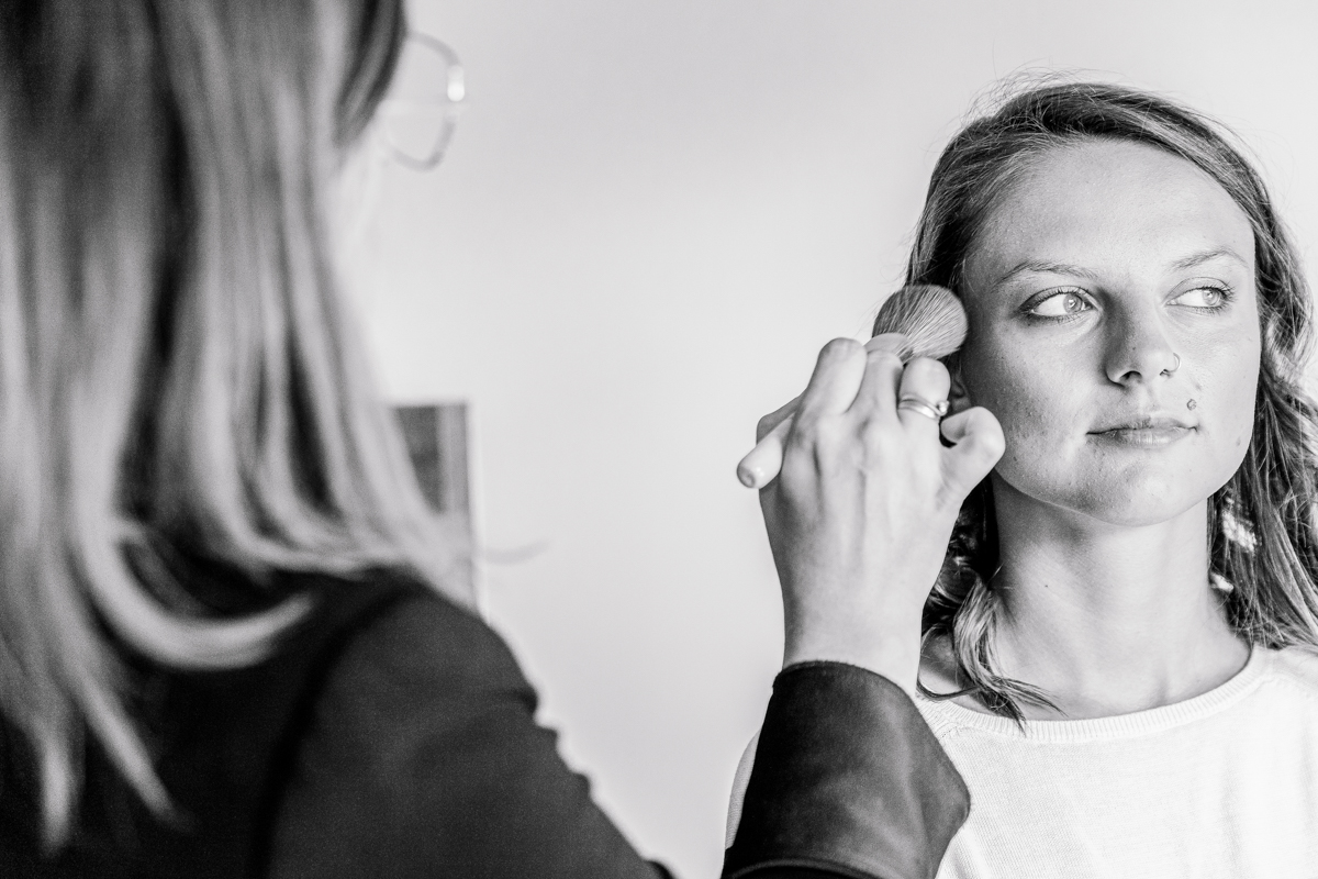 Getting Ready der Braut bei der Herbsthochzeit.