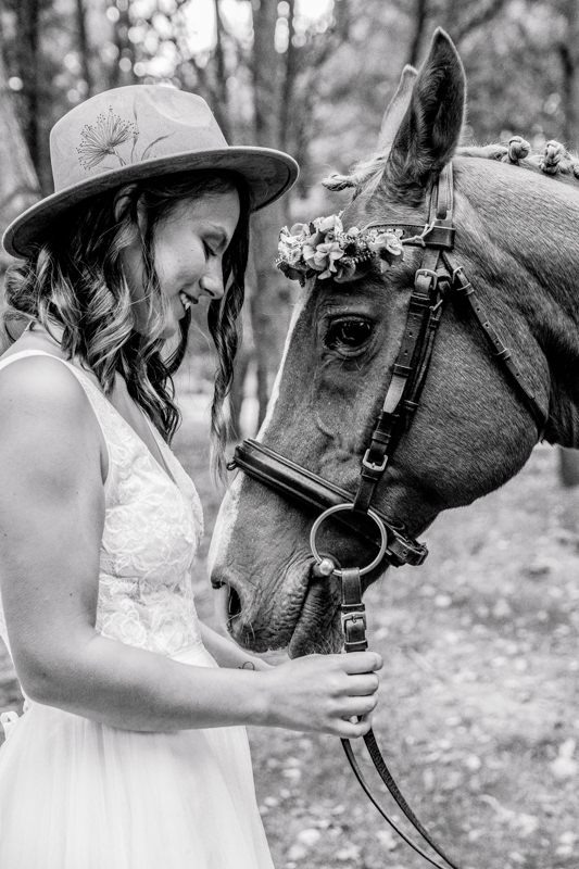 Braut und Pferd bei der Hochzeit