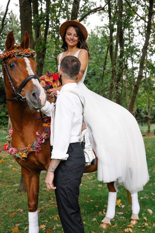 Braut kommt mit Pferd zur Hochzeit